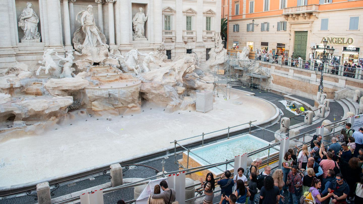 Trevi-Brunnen liegt trocken – Münzen müssen in kleinen Pool Trevi-Brunnen mit Ersatz-Pool