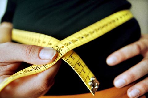 Trotz seiner großen Bekanntheit in Gesundheitskreisen ist der Body-Mass-Index oft nicht sehr aussagekräftig. Genauer ist der BRI, der das viszerale Fett bestimmt.