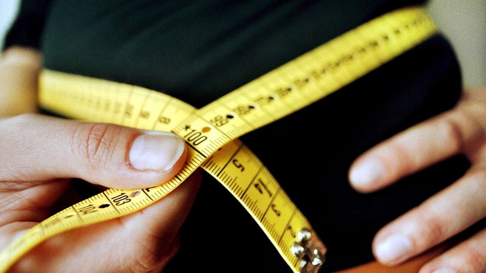 Trotz seiner großen Bekanntheit in Gesundheitskreisen ist der Body-Mass-Index oft nicht sehr aussagekräftig. Genauer ist der BRI, der das viszerale Fett bestimmt.