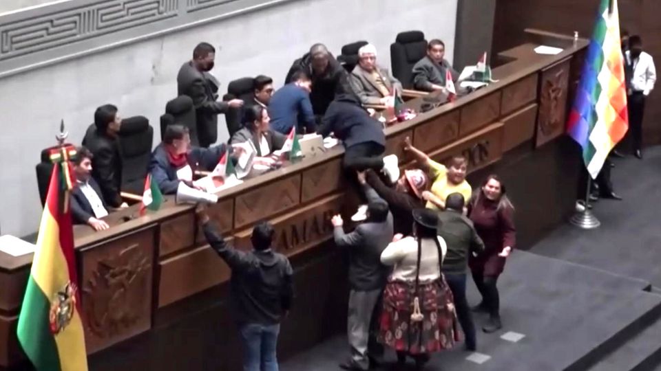 Bolivien Parlament Tumult in Boliviens Parlament: Morales-Anhänger stürmen Bühne