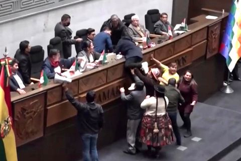 Tumult in Boliviens Parlament: Morales-Anhänger stürmen Bühne
