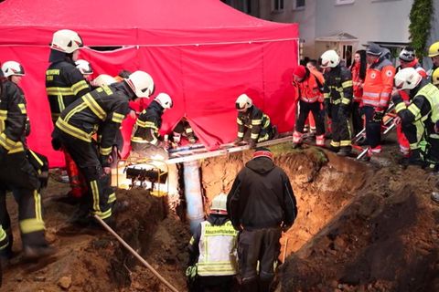 Zweijähriger fällt in metertiefen Schacht – aufwendige Rettung bei Eiseskälte