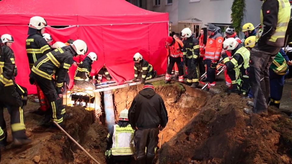Rettung Kleinkind Zweijähriger fällt in metertiefen Schacht – aufwendige Rettung bei Eiseskälte