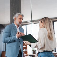 Stress im Job: Zwei Kollegen streiten im Büro