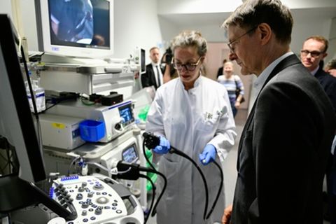 Lauterbach bei Klinikbesuch