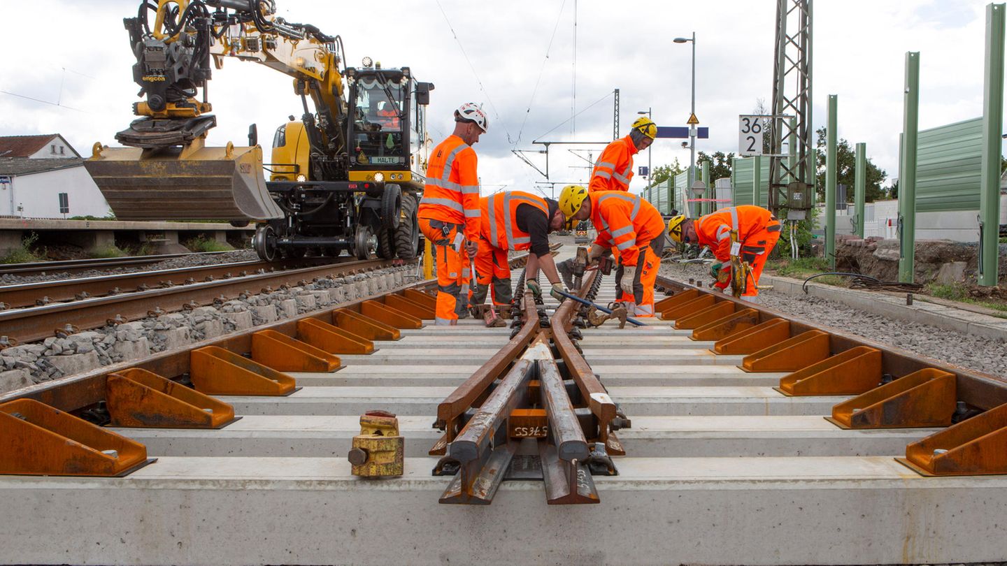 Sanierung ist kein D-Zug: Bahn kommt bei Elektrifizierung kaum voran Deutsche Bahn Schienennetz Baustelle