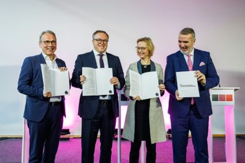 Vertreter von CDU, BSW und SPD mit Koalitionsvertrag