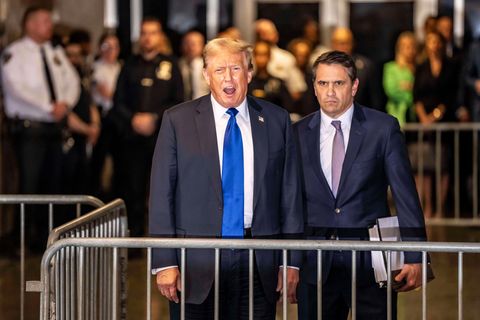 Donald Trump steht selbstbewusst – mit triumphierender Miene – neben seinem Anwalt