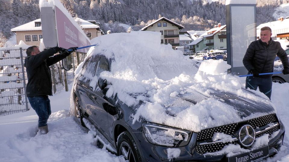 Wintereinbruch sorgt für viele Unfälle – und bei manchem für Schneevergnügen