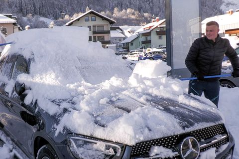 Wintereinbruch sorgt für viele Unfälle – und bei manchem für Schneevergnügen