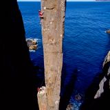 Zwei Kletterer an einer Vulkangestein-Säule