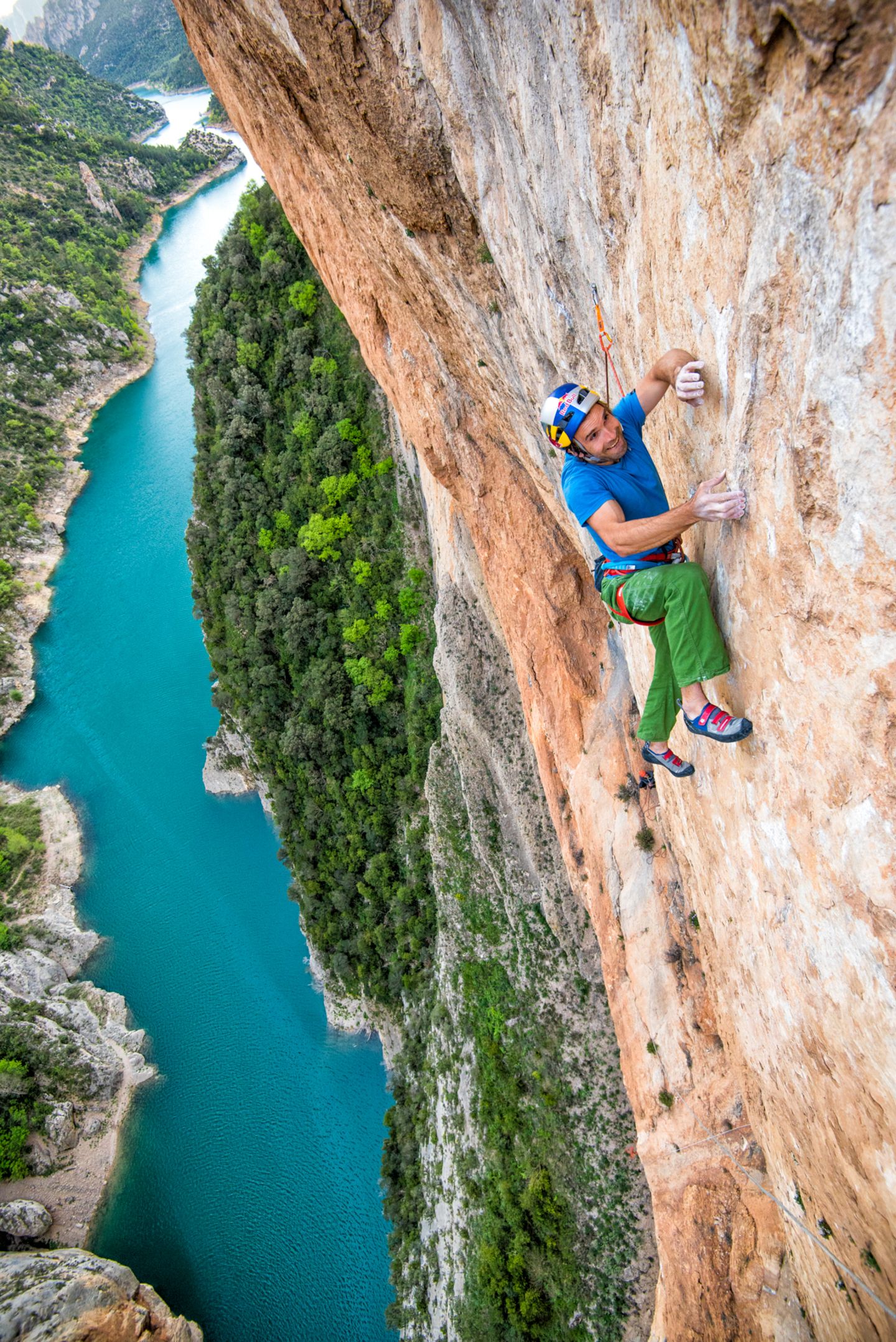 Chris Sharma klettert in Mont Rebei