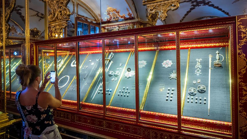 Schmuck in einer Vitrine im Grünen Gewölbe Schmuck in einer Vitrine im Grünen Gewölbe