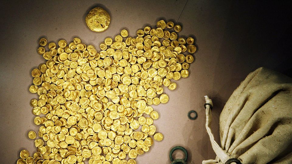 Keltische Goldmünzen liegen nebeneinander Keltische Goldmünzen liegen nebeneinander