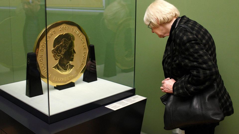 Eine sehr große Goldmünze in einer Vitrine Eine sehr große Goldmünze in einer Vitrine