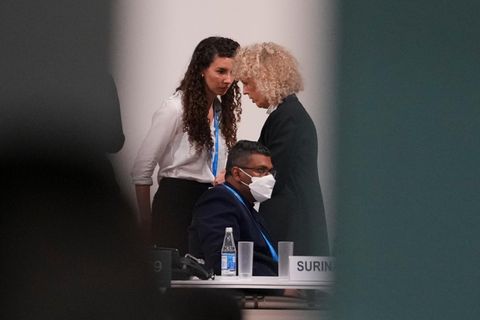 Deutschlands Klimabeauftragte Jennifer Morgan (r.) spricht mit Unterhändlern beim UN-Klimagipfel COP29 in Baku