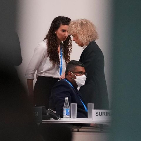 Deutschlands Klimabeauftragte Jennifer Morgan (r.) spricht mit Unterhändlern beim UN-Klimagipfel COP29 in Baku