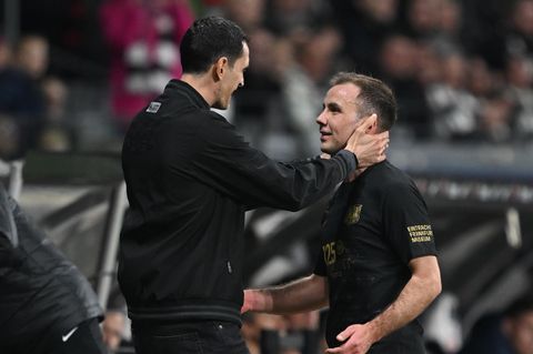 Frankfurts Trainer Dino Toppmüller herzt Götze nach seinem 100. Bundesliga-Spiel