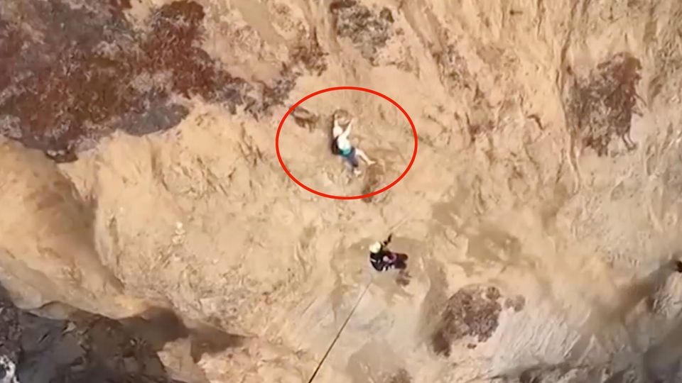 Rettung Helikopter-Crew rettet Wanderer von steiler Klippe