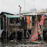 Bewohner klettert über die Dächer des Armenviertels