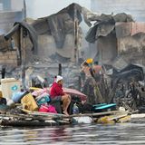 Eine Person auf einem Floss mit Koffern und Geräten