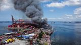 Rauchwolke über der Halbinsel, links das Containerterminal, rechts Wasser