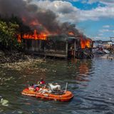 Bewohner mit Haustieren auf ihrem Rettungsboot