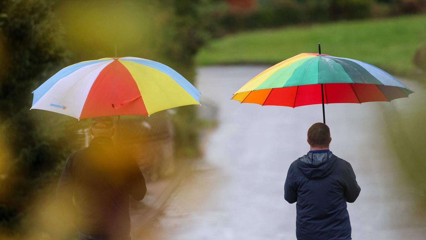 Der Tag startet mit sonnigem Wetter, später wird es nass – einen Schirm sollten Sie parat haben