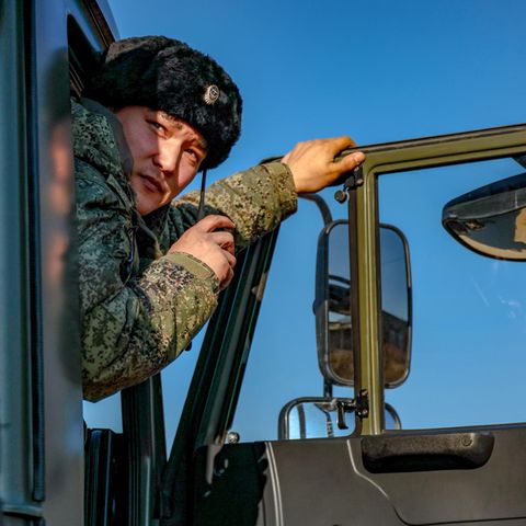 Russland Ukraine-Krieg: Ein Soldat nimmt an einer Übung teil