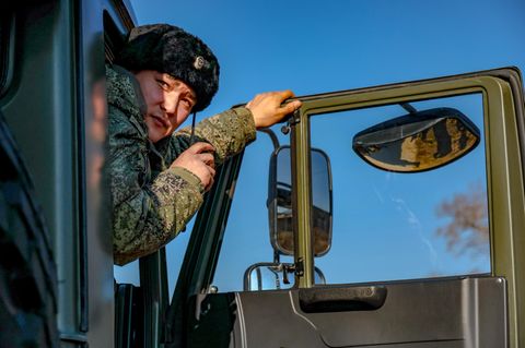 Russland Ukraine-Krieg: Ein Soldat nimmt an einer Übung teil