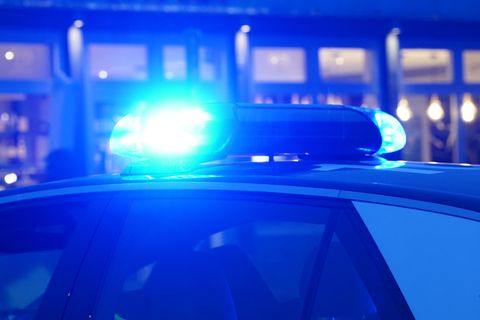 Nordrhein-Wstfalen: Das Blaulicht eines Streifenwagens leuchtet bei einem Polizeieinsatz (Symbolbild)