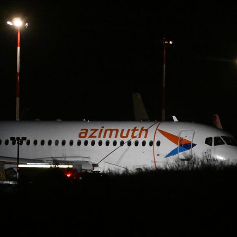 Die russische Maschine der Airline Azimuth steht nach dem Vorfall am Flughafen Antalya