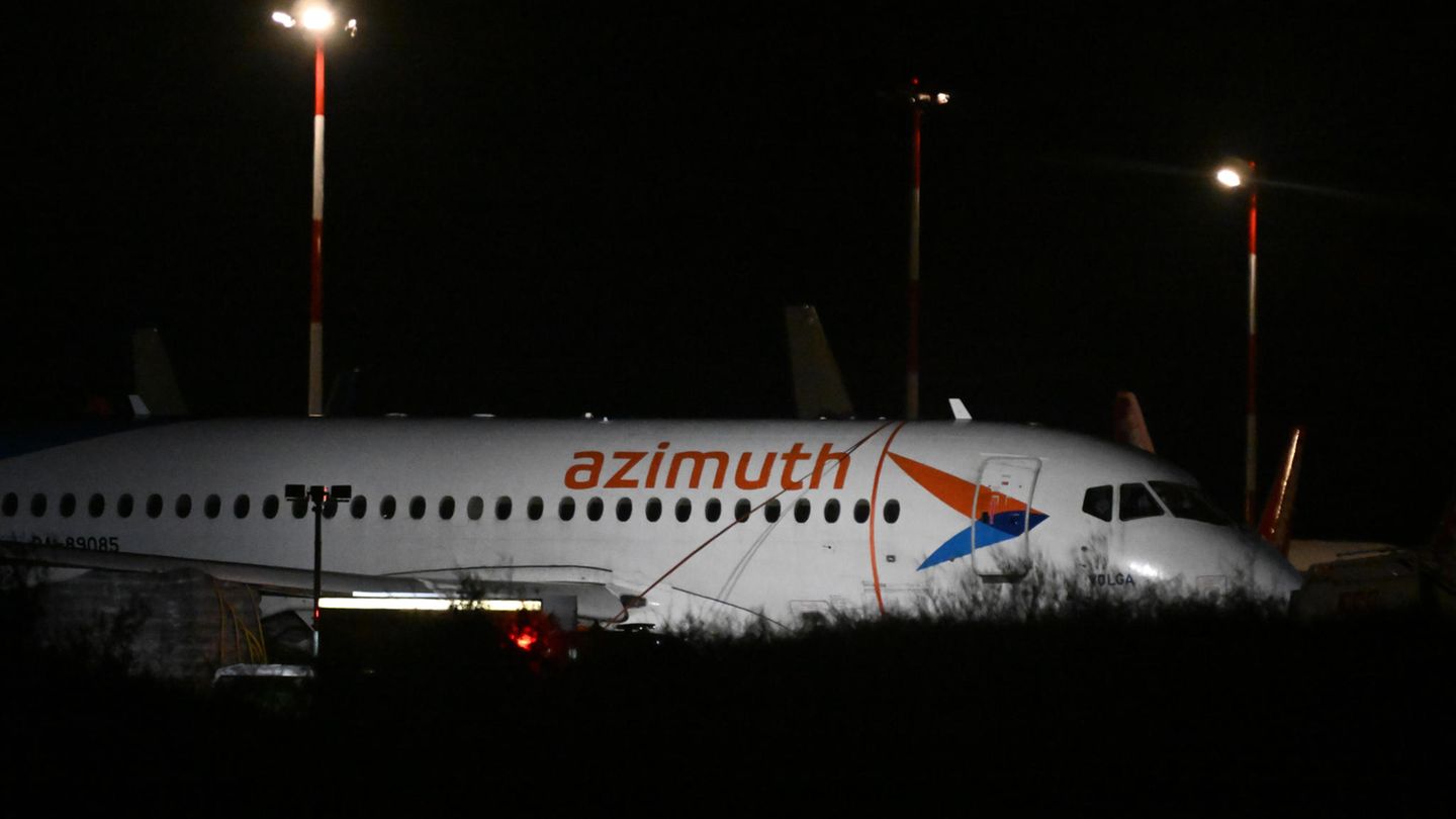 Die russische Maschine der Airline Azimuth steht nach dem Vorfall am Flughafen Antalya