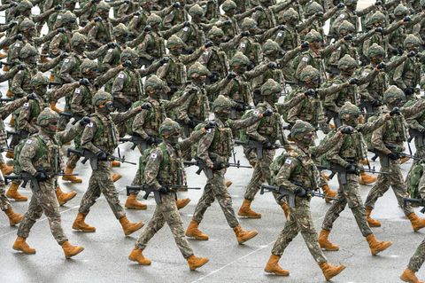 Eine Einheit der Armee von Südkorea marschiert in voller Kampfausrüstung