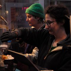 Mitarbeiterinnen in einem Café