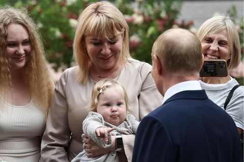 Der russische Präsident Wladimir Putin trifft Patienten im Kinderklinikum Roshal