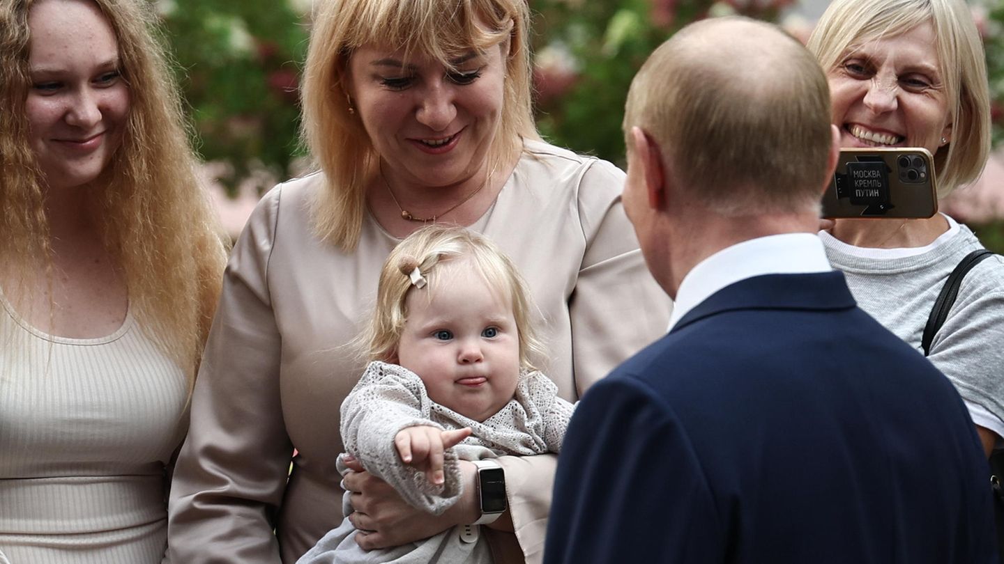 Russia: More babies for Putin – crude agenda against childless people (video)