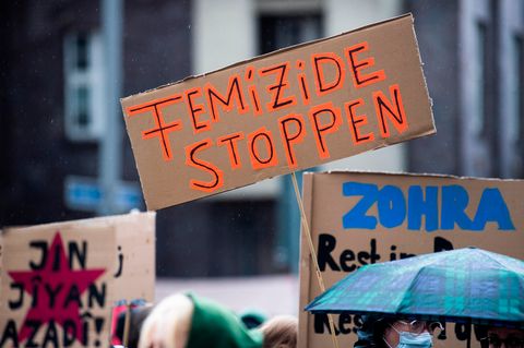 "Femizide stoppen" fordert eine Person, die gegen Gewalt gegen Frauen demonstriert.