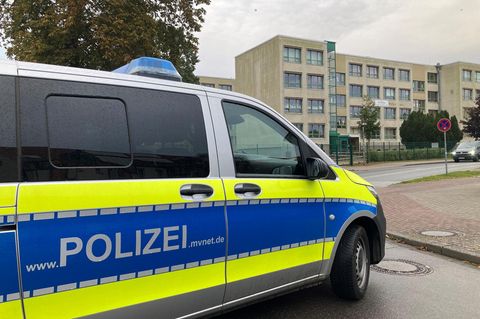 Nach einer Bombendrohung steht ein Polizeiwagen vor einer Schule in Mecklenburg-Vorpommern