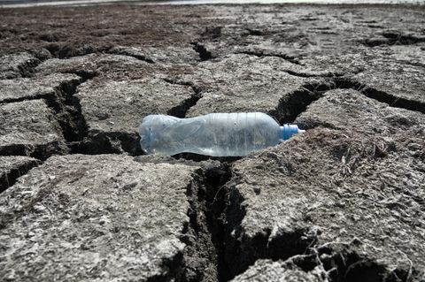 Wasserflasche auf ausgedörrtem Feld. Konzerne wie Nestlé schlagen offenbar aus dem Extremwetter in Spanien Profit