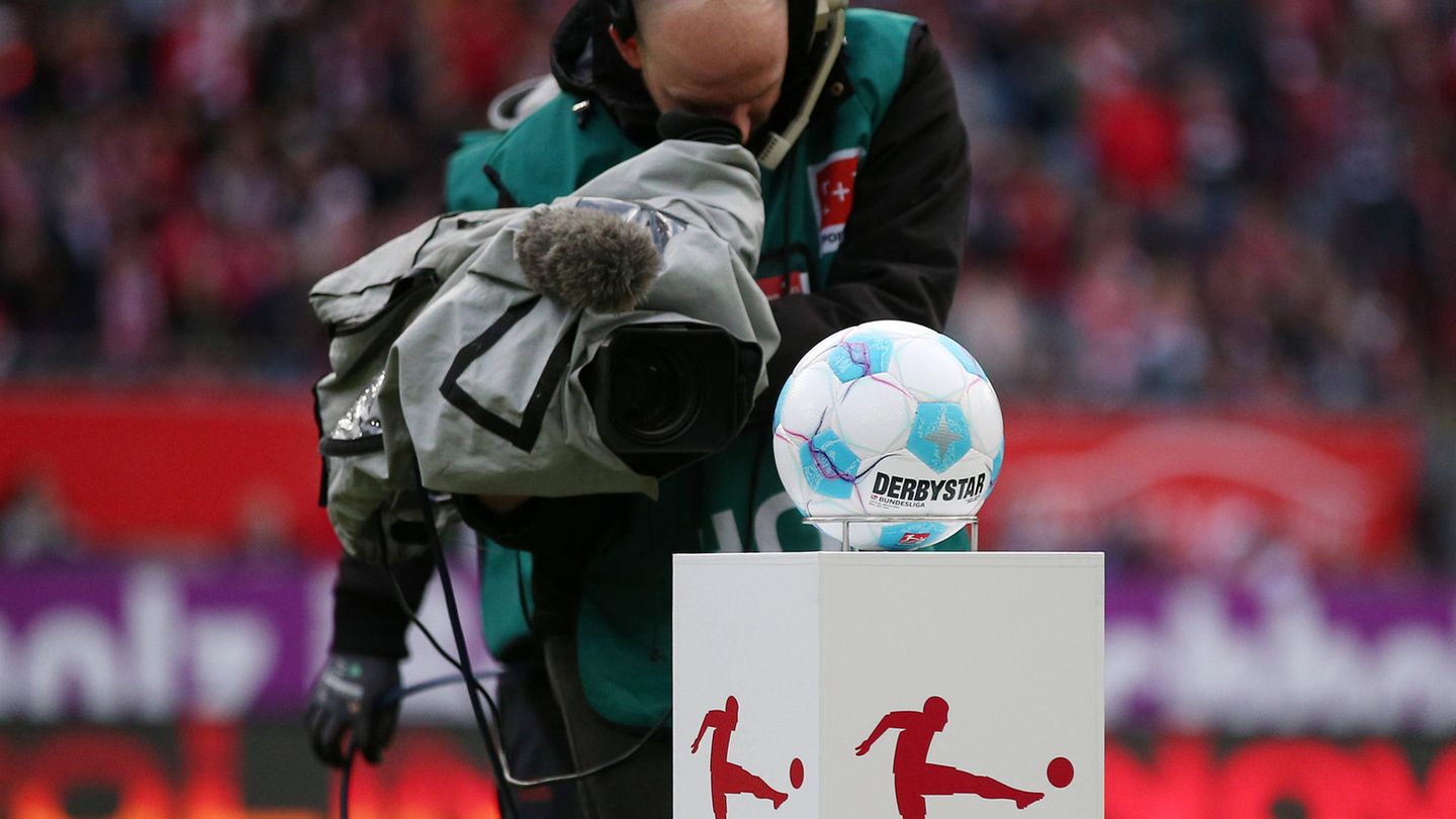 DFL: Ein Kameramann filmt in einem Bundesliga-Stadion den Spielball
