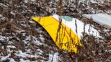 Ein zum Teil DHL-gelb lackiertes Trümmerteil liegt an der Absturzstelle