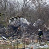 Rettungskräfte des litauischen Katastrophenschutzministeriums arbeiten an der Absturzstelle des DHL-Fliegers in Vilnius