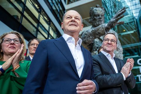 Kanzler Olaf Scholz (l.) und Verteidigungsminister Boris Pistorius