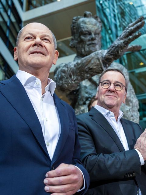 Kanzler Olaf Scholz (l.) und Verteidigungsminister Boris Pistorius