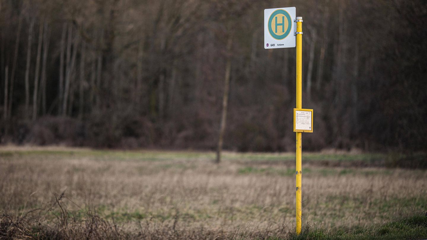 Öffentlicher Nahverkehr kommt in Umfrage nicht gut weg Einsame ÖPNV-Haltestelle