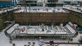 Der mit Schnee bedeckte Kiel des Kreuzfahrtschiffes