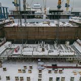 Der mit Schnee bedeckte Kiel des Kreuzfahrtschiffes