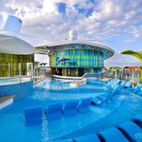 Visualisierung eines Schwimmbads mit Bar