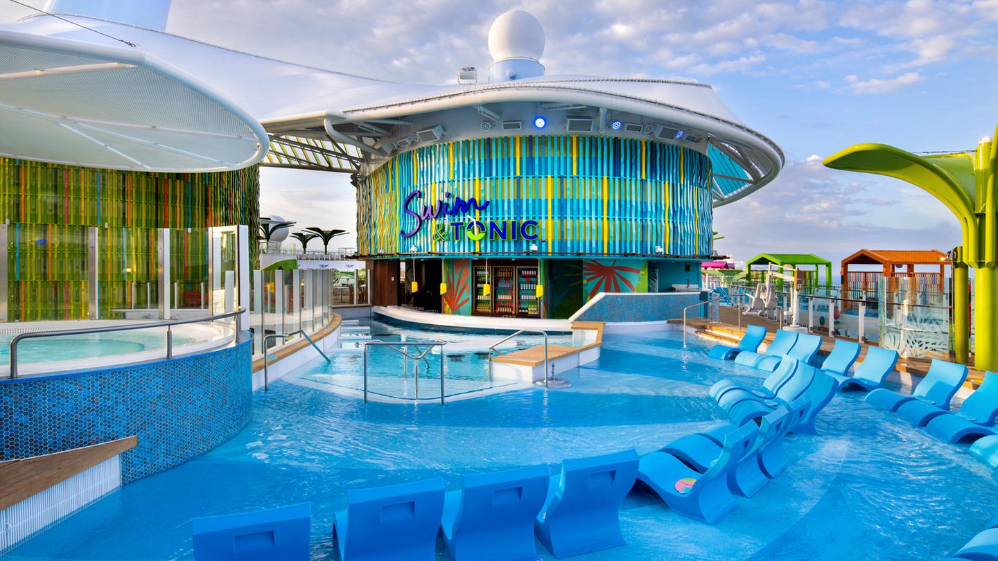 Visualisierung eines Schwimmbads mit Bar